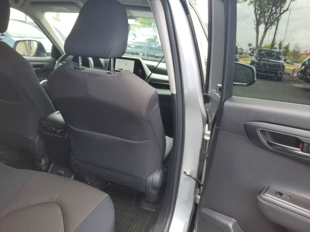 Used 2023  Toyota L image 17