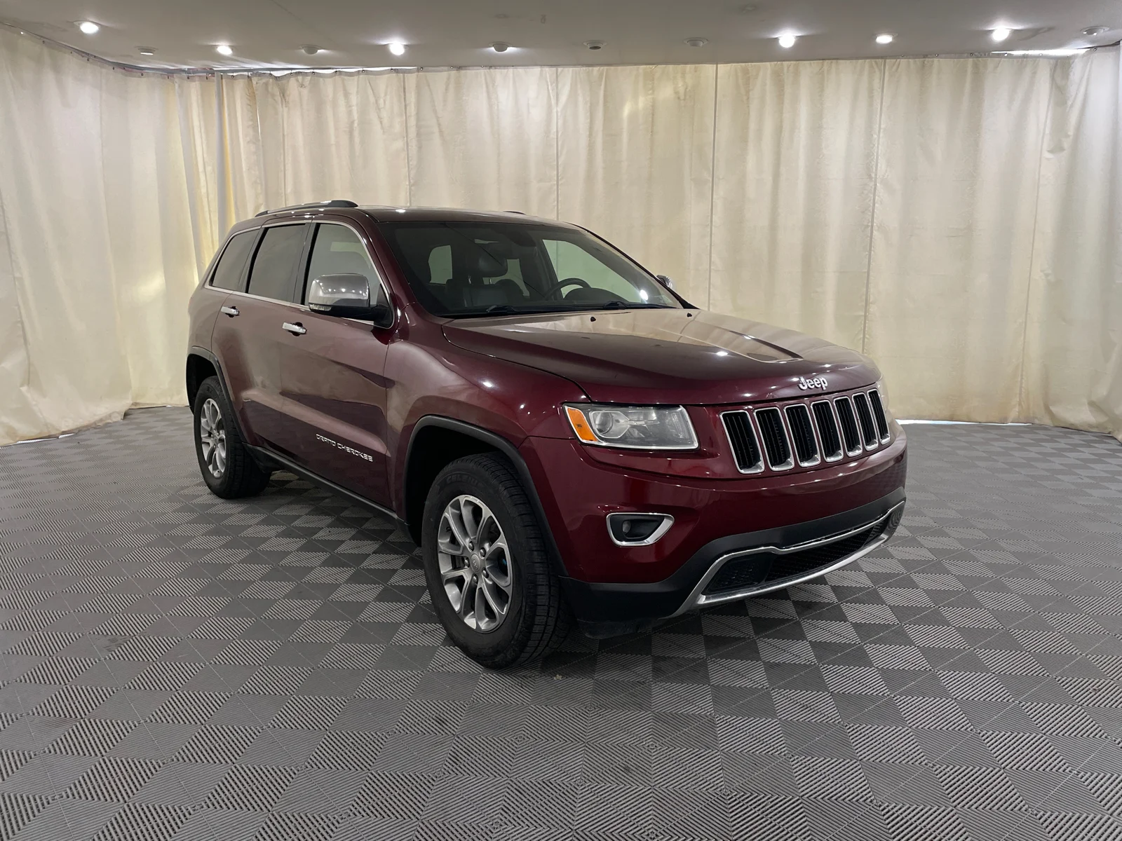 Used 2016 Velvet Red Pearlcoat Jeep Limited image 3