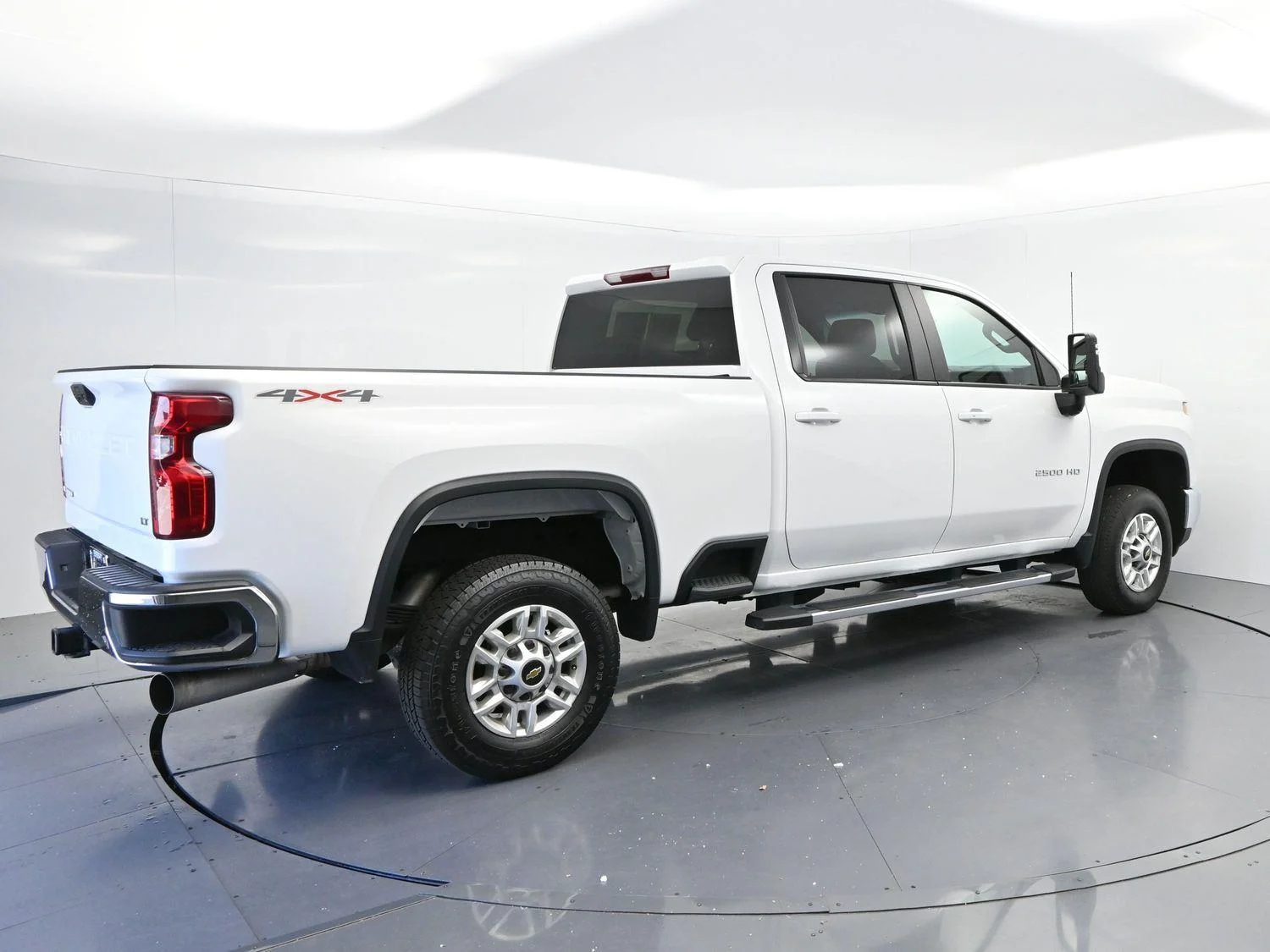 Used 2025 Summit White Chevrolet LT image 7