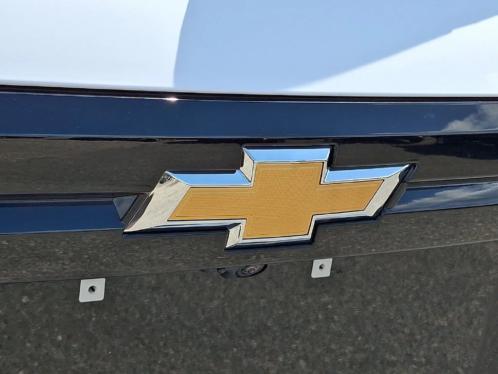 New 2027 Summit White Chevrolet LT image 21