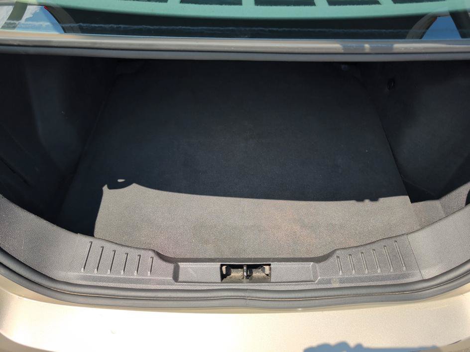 Used 2018 White Gold Metallic Ford SE image 14