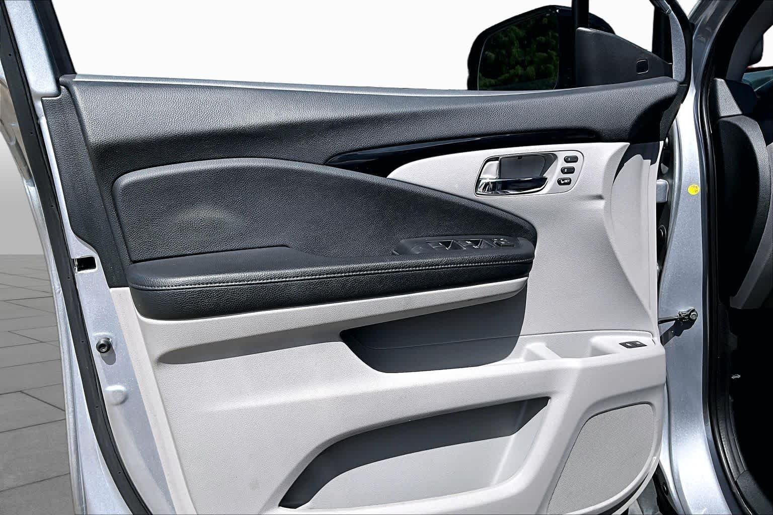 Used 2019 Lunar Silver Metallic Honda Touring 8-Passenger image 20