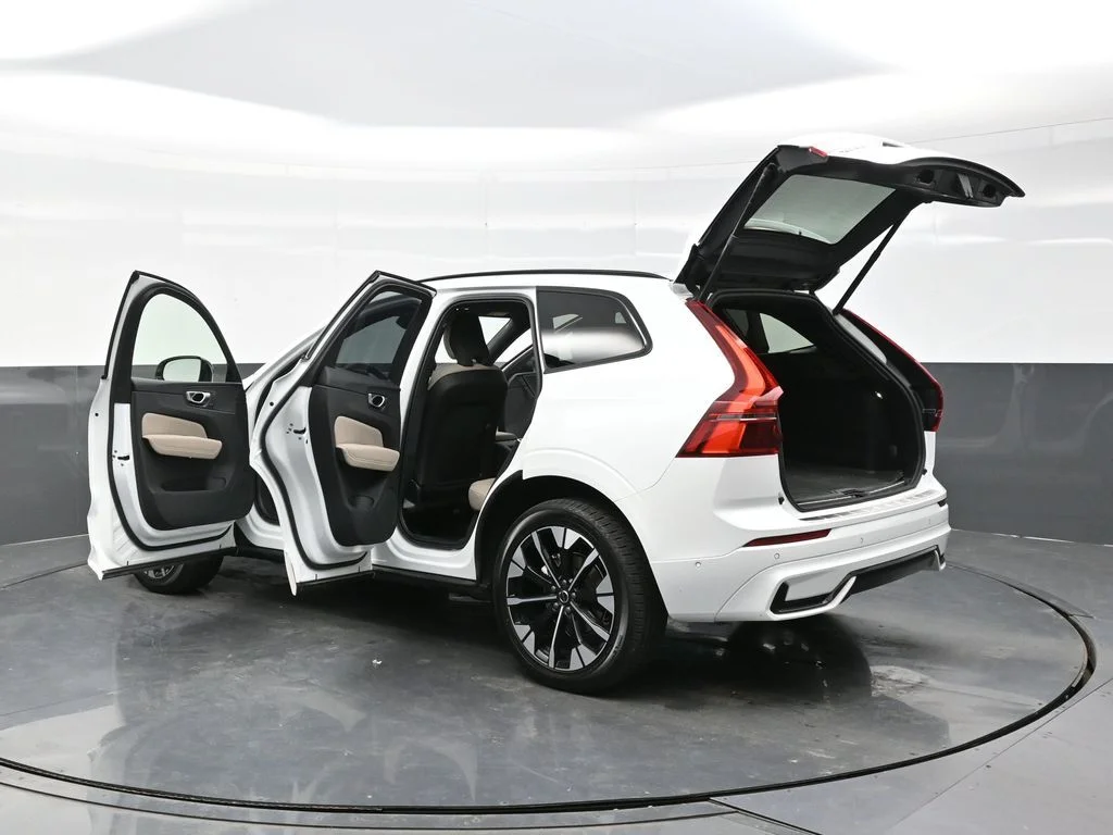 New 2026 Crystal White Volvo Plus image 39