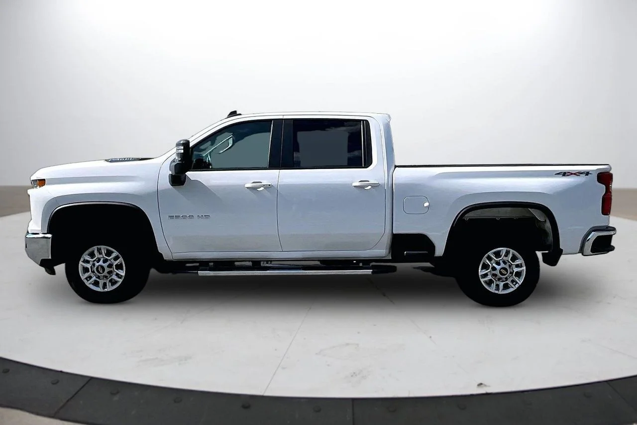 Used 2025 White Chevrolet LT image 5