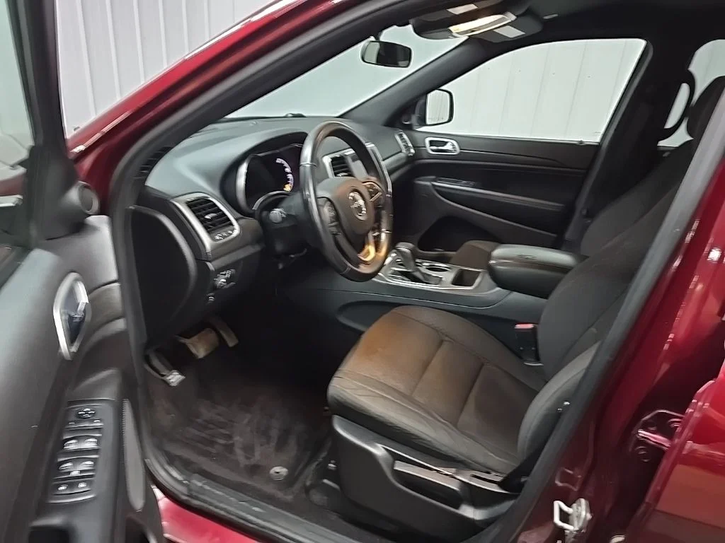 Used 2018 Red Jeep Laredo image 30