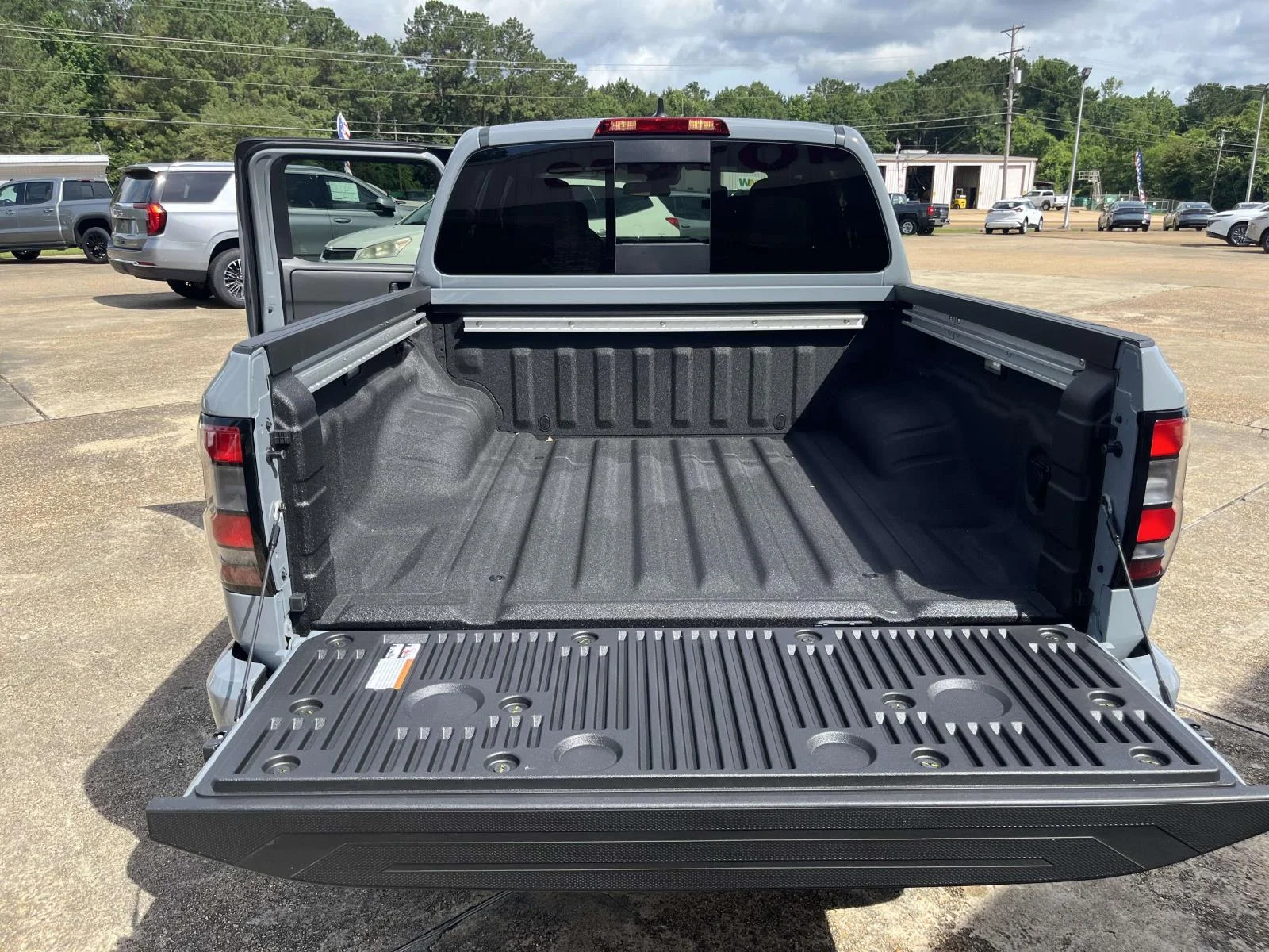 New 2026 Boulder Gray Pearl Nissan Crew Cab SV image 25