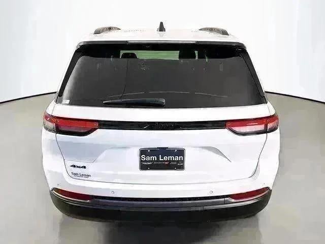 New 2026 Bright White Clear-Coat Exterior Paint Jeep Laredo image 6