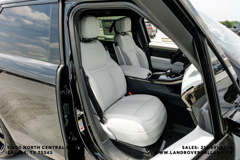 New 2026 Santorini Black Metallic Land Rover SE image 41