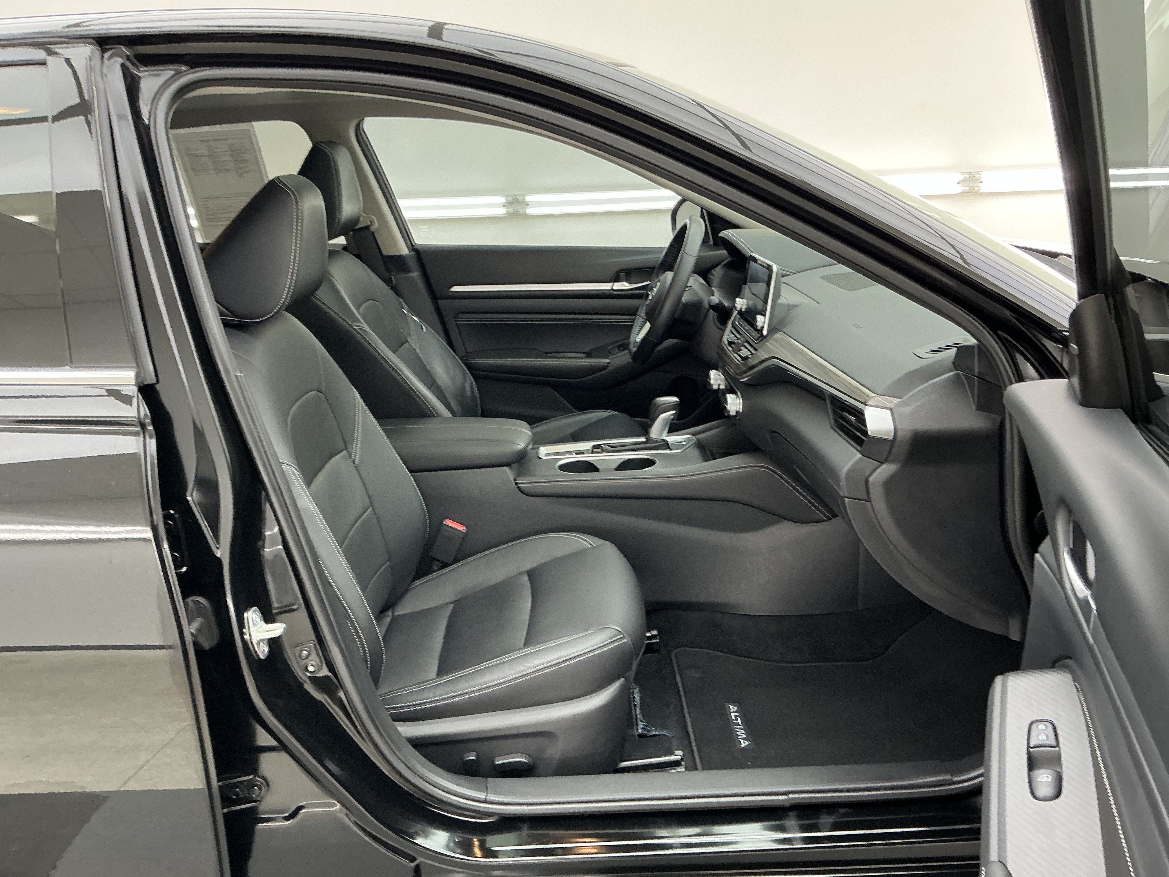 Used 2019 Super Black Nissan 2.5 SL image 26