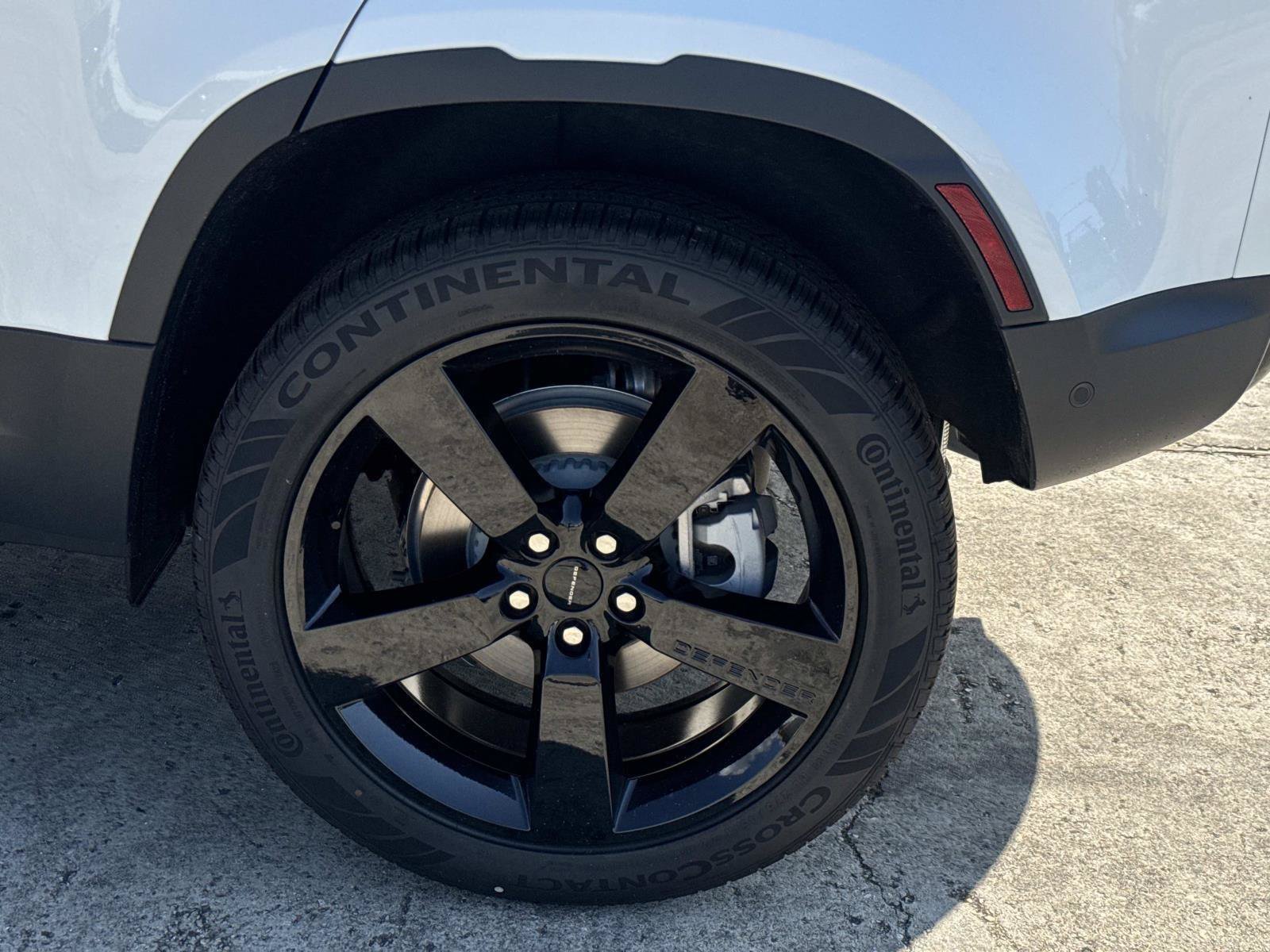 New 2026 Fuji White Land Rover S image 3