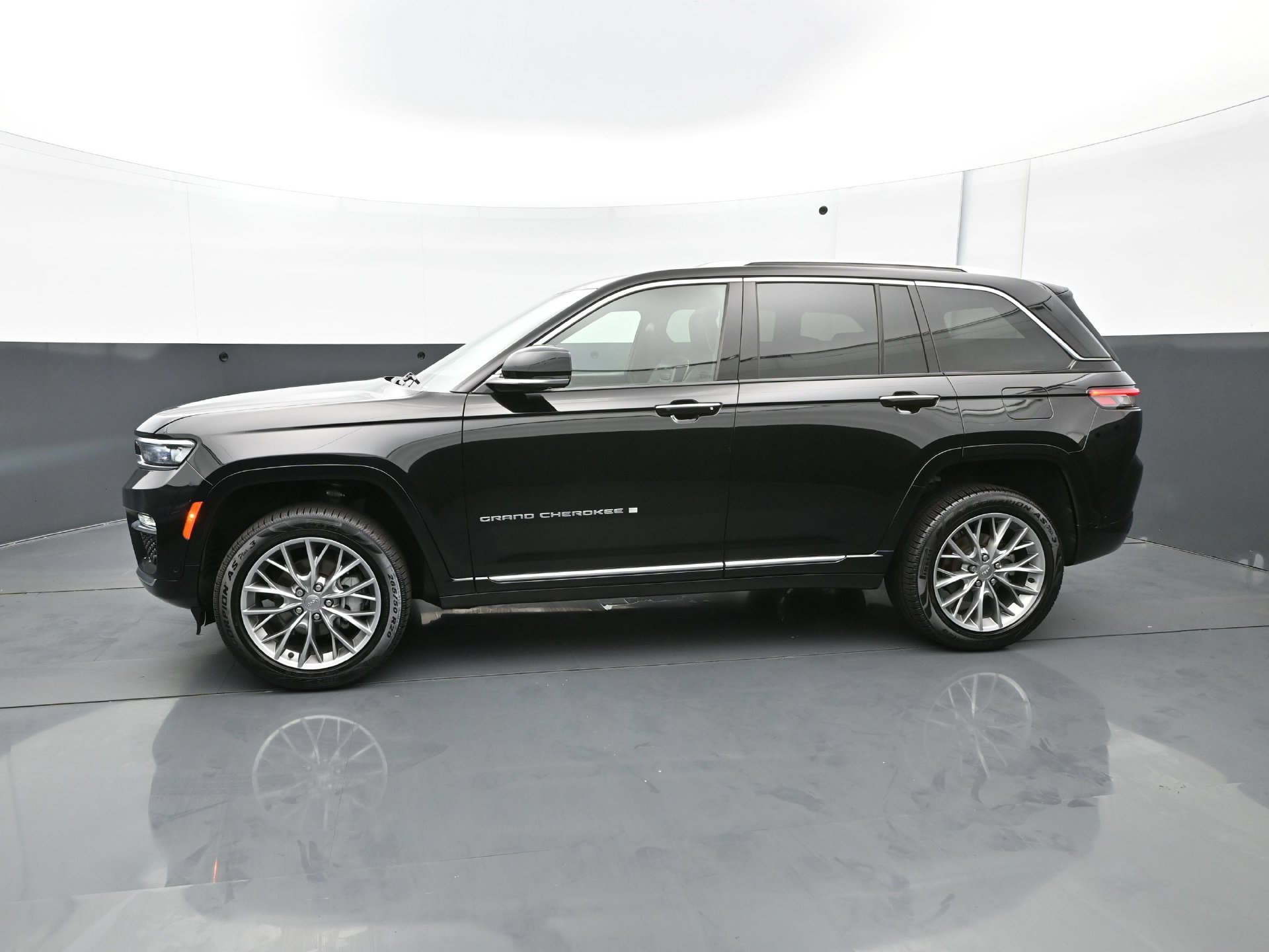 Used 2023 Diamond Black Crystal Pearlcoat Jeep Summit image 3