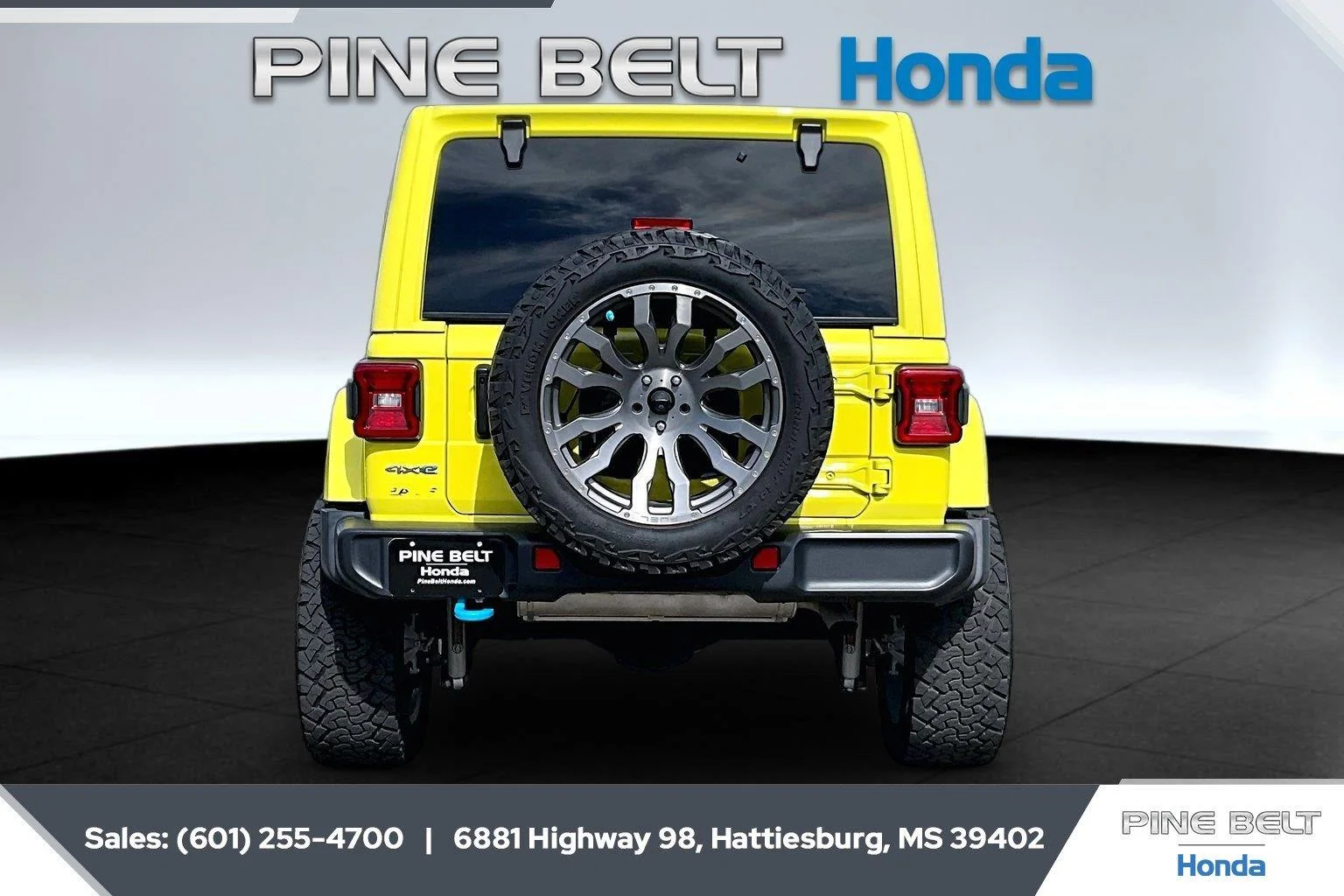 Used 2024 High Velocity Clearcoat Jeep Sahara image 4