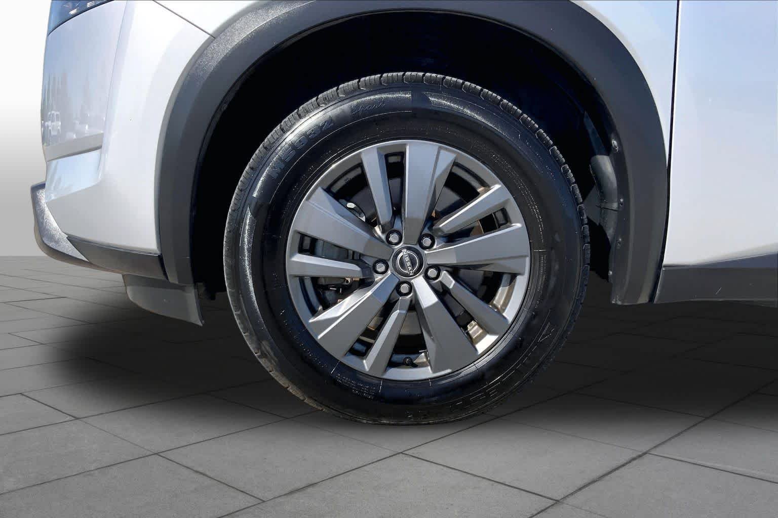 Used 2023 Brilliant Silver Metallic Nissan SV image 11
