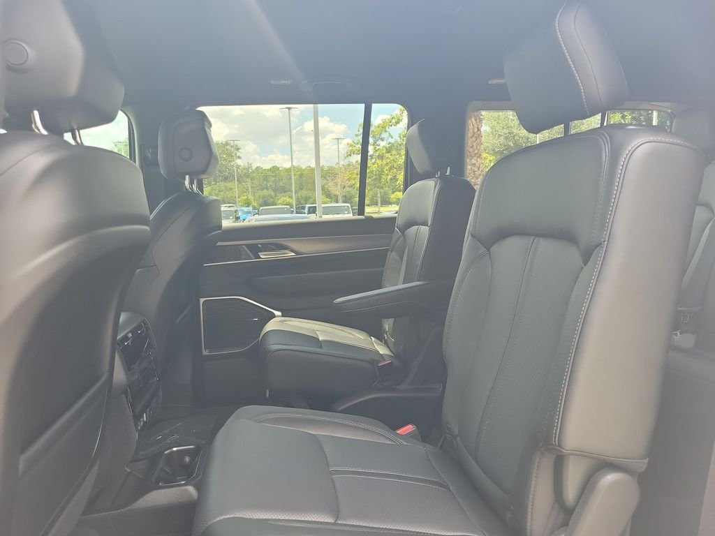New 2026 Bright White Clear-Coat Exterior Paint Jeep Limited Altitude image 9
