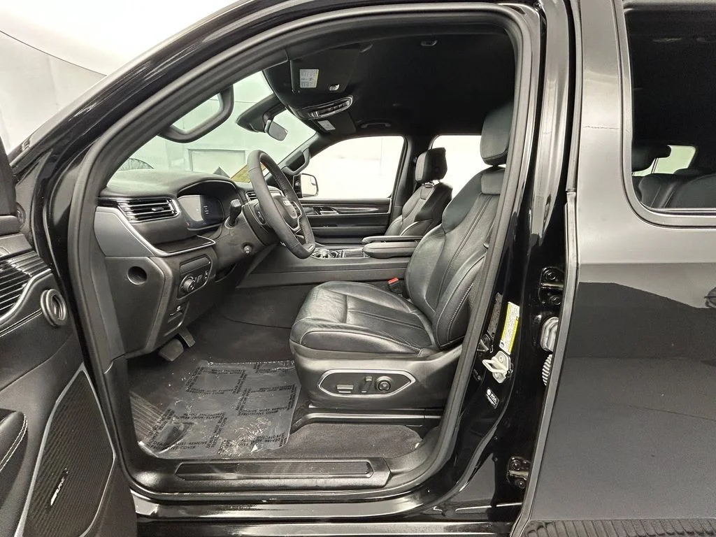 Used 2023 Diamond Black Crystal Pearlcoat Jeep Base image 13