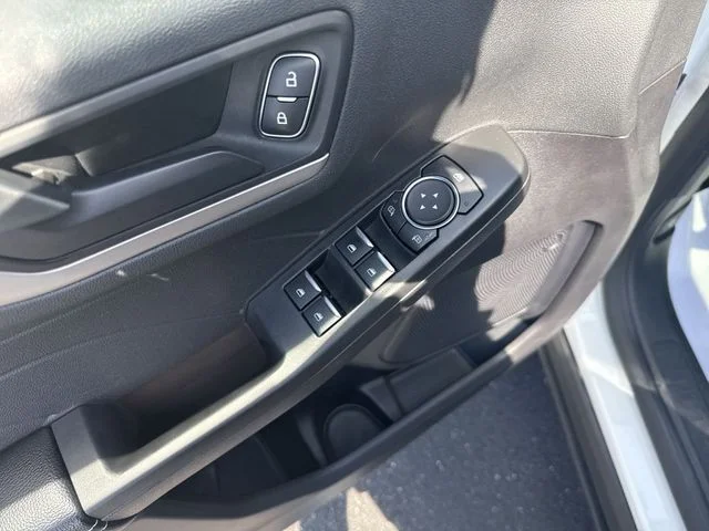 Used 2022 Oxford White Ford SE image 17