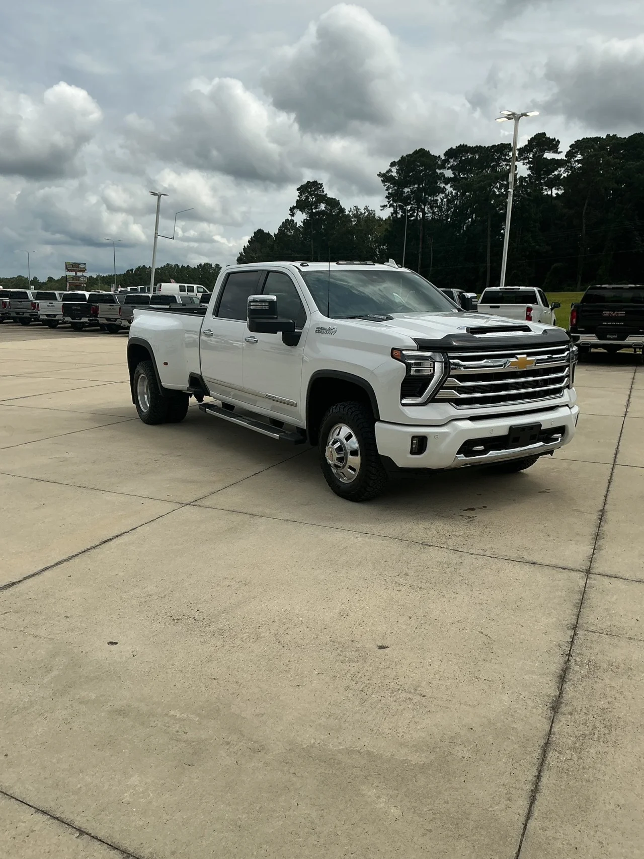 Used 2024 Summit White Chevrolet High Country DRW image 3