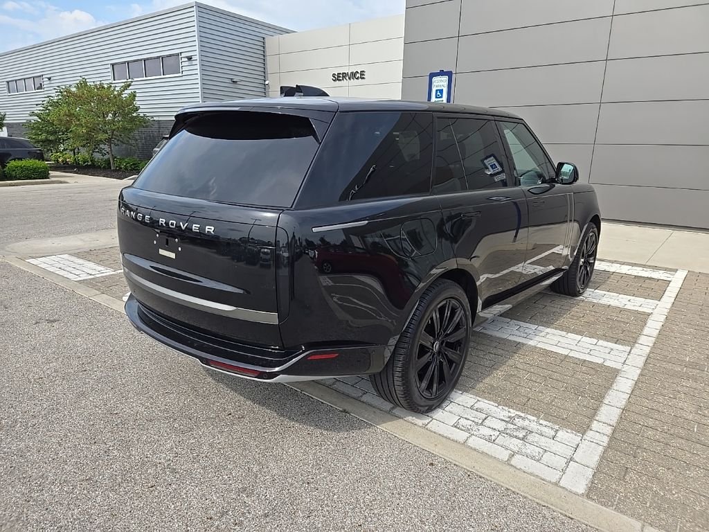 Used 2025 Santorini Black Metallic Land Rover SE image 5