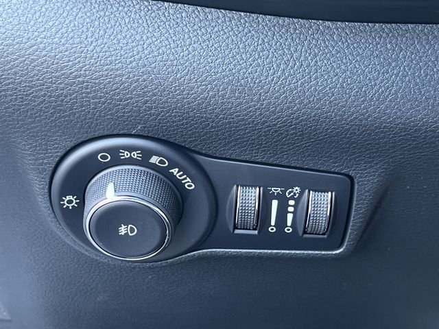 New 2026 Bright White Clearcoat Jeep Latitude Altitude image 25