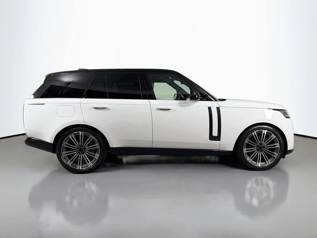 New 2026 Fuji White Land Rover SE image 4