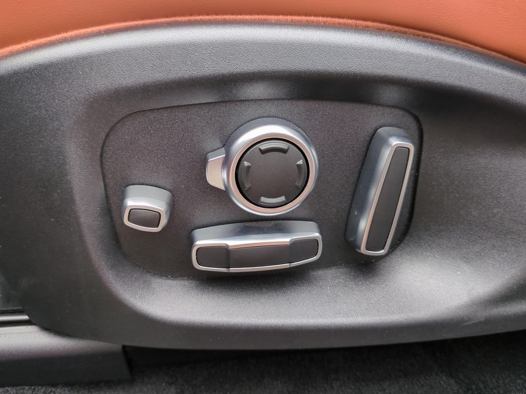 Used 2020  Jaguar SE image 17