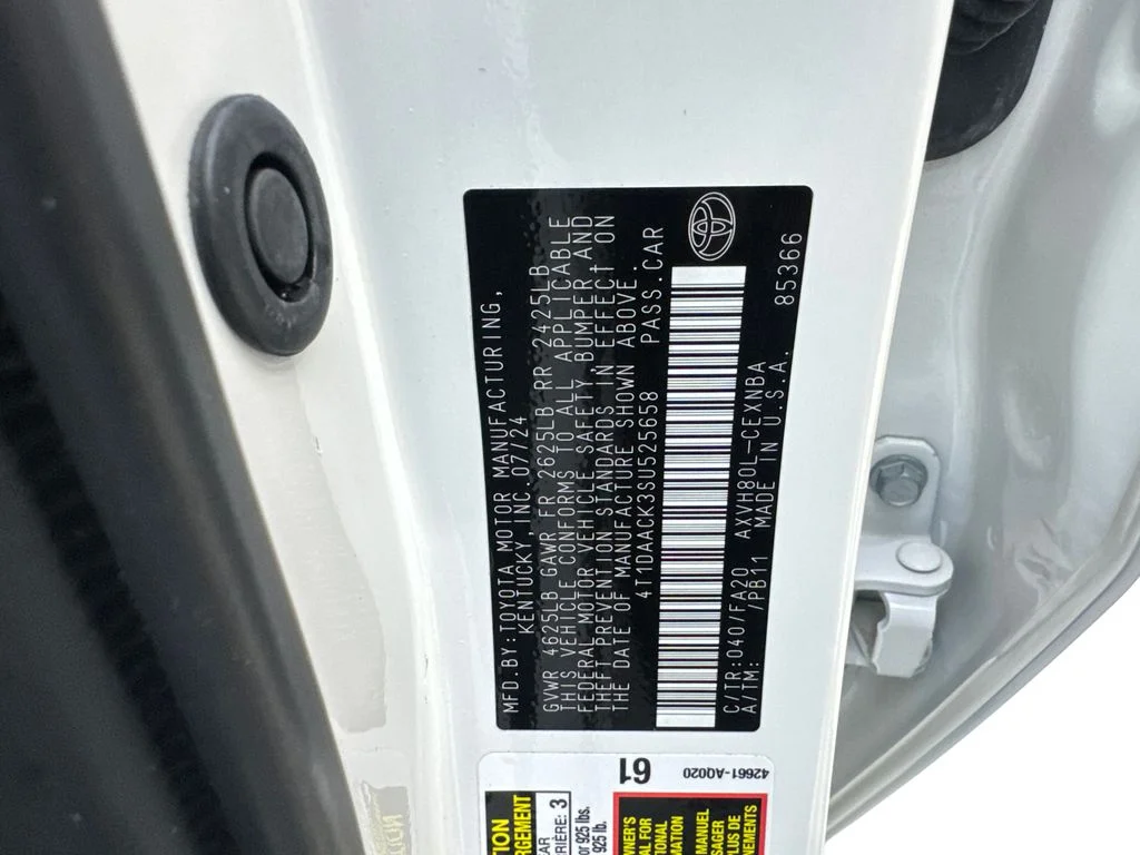 Used 2025 White Toyota LE image 87