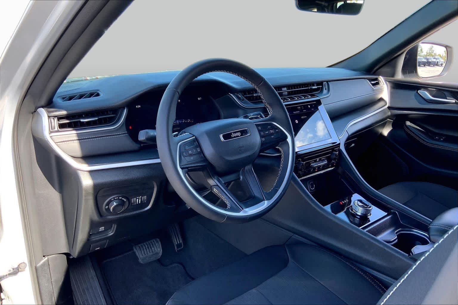 Used 2025 Silver Zynith Jeep Laredo image 17