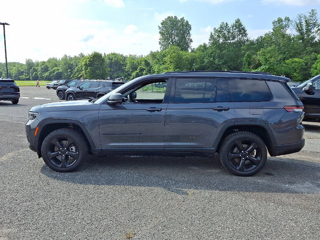 Used 2023 Gray Jeep Altitude 4x4 image 7