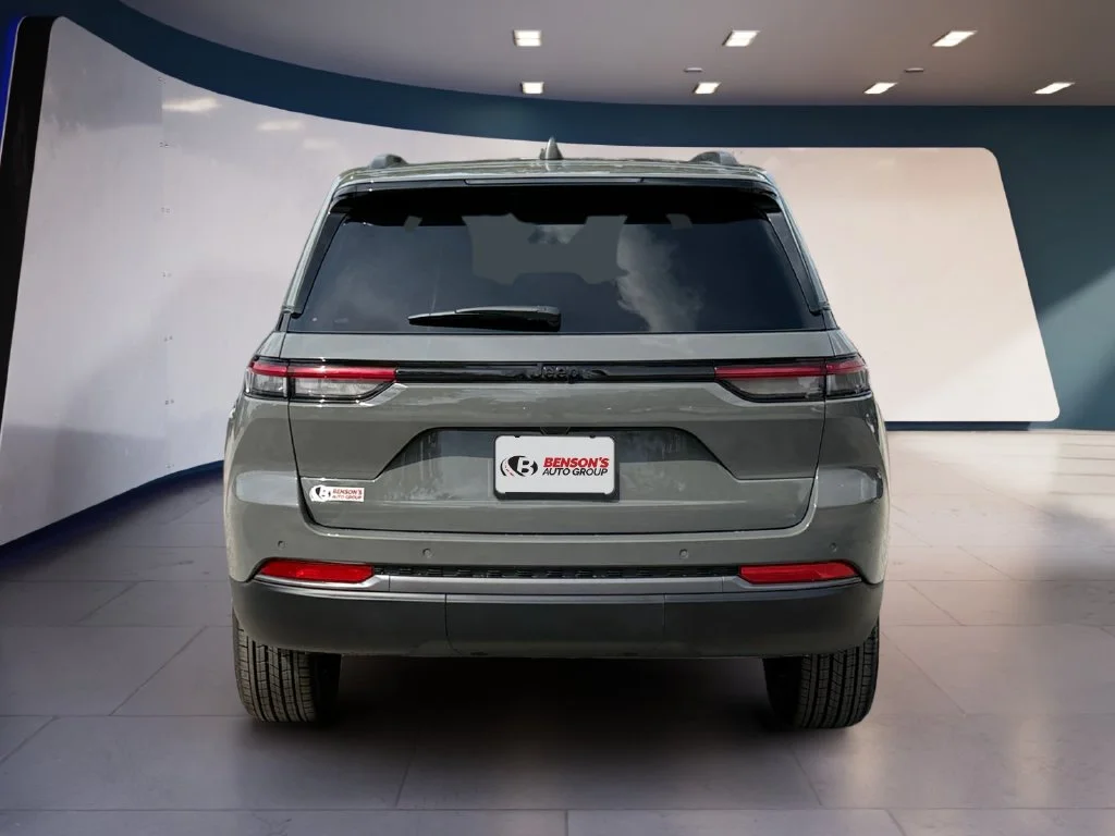 New 2027 Gray Jeep Laredo Altitude image 4