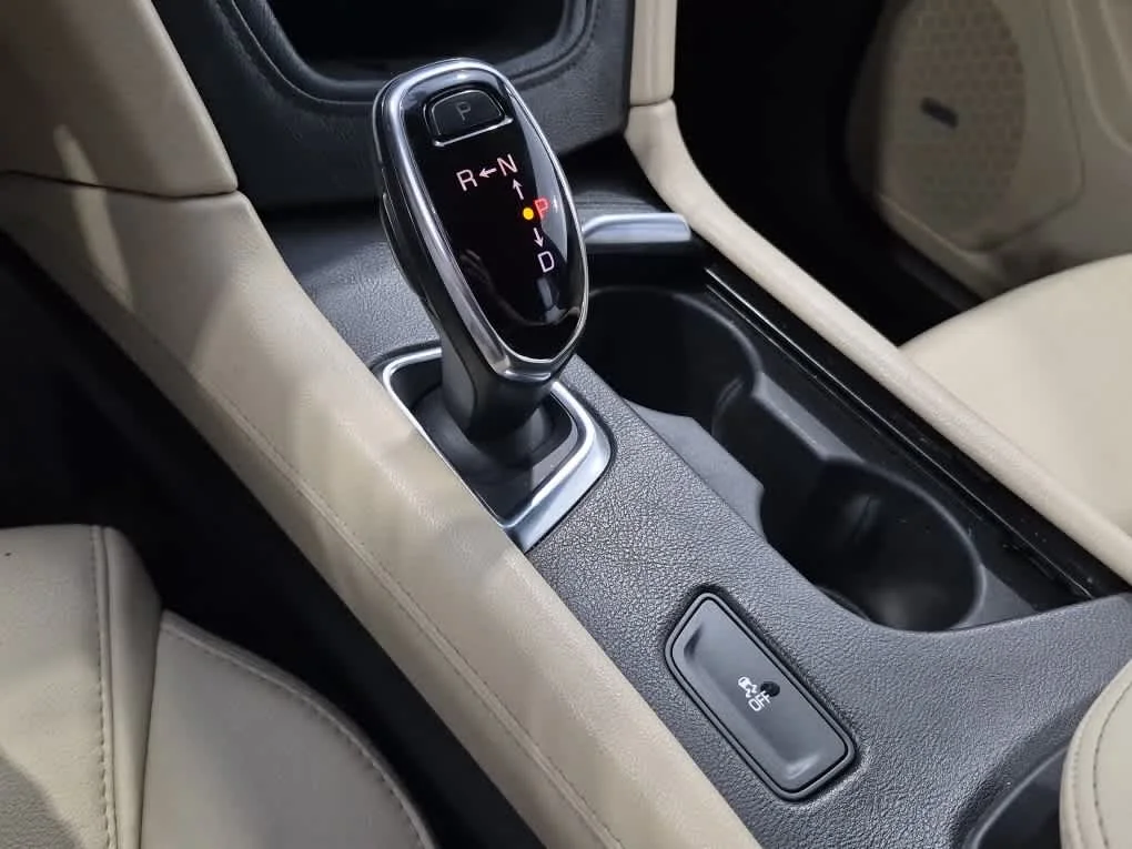 Used 2018 Crystal White Tricoat Cadillac FWD image 12