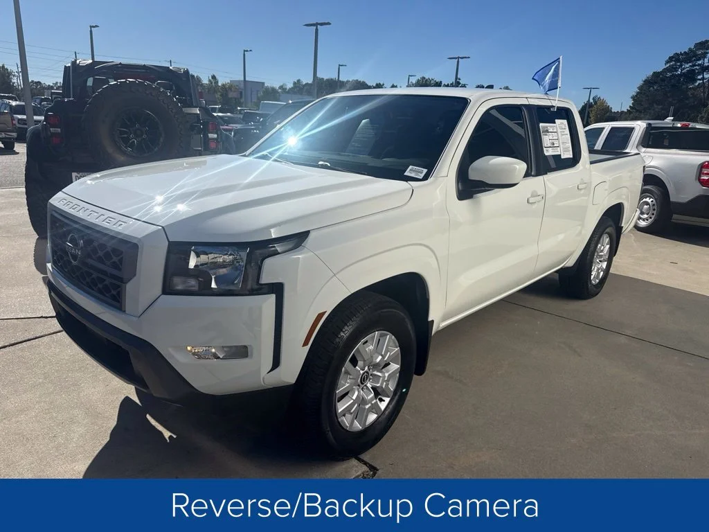Used 2022 Glacier White Nissan SV image 3