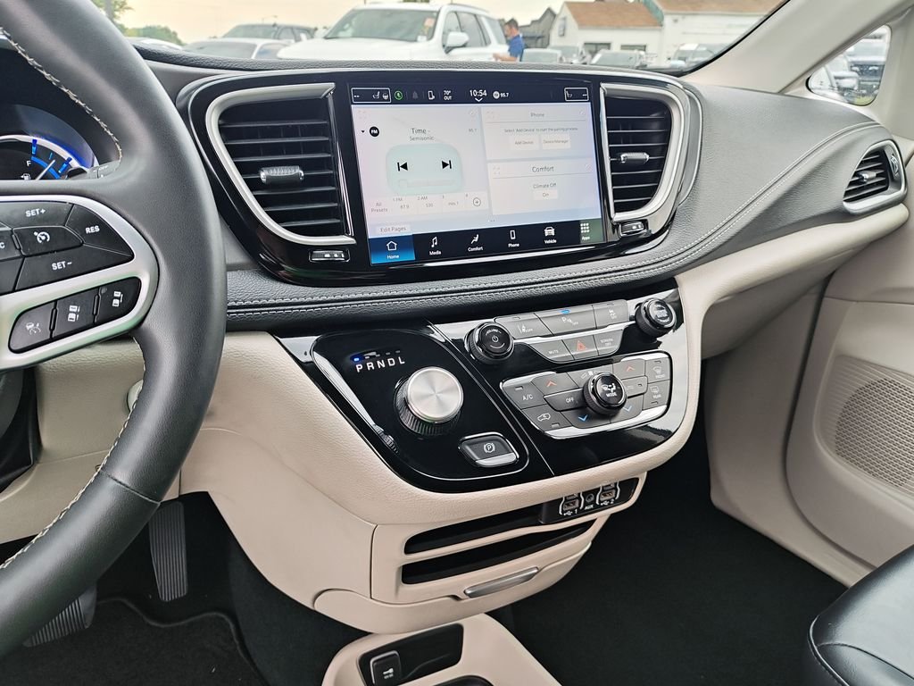 Used 2023 White Chrysler Touring L image 20