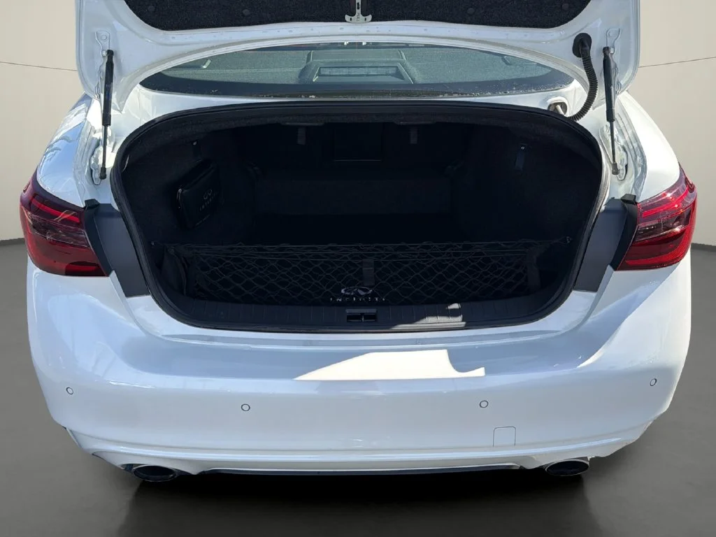 Used 2023 White INFINITI LUXE image 10