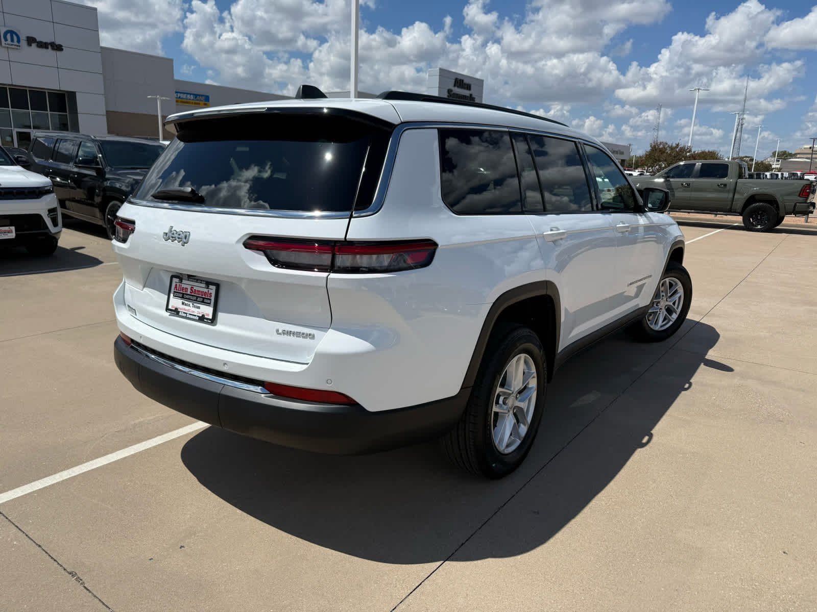 New 2026 Bright White Clear-Coat Exterior Paint Jeep Laredo X image 6