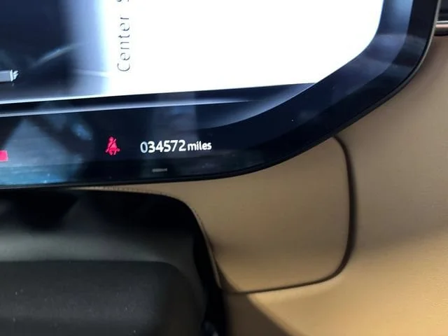 Used 2023 Black Land Rover SE Dynamic image 18