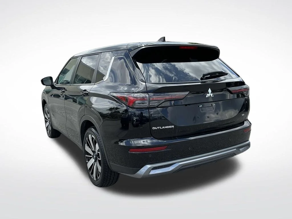 Used 2025  Mitsubishi SE image 4