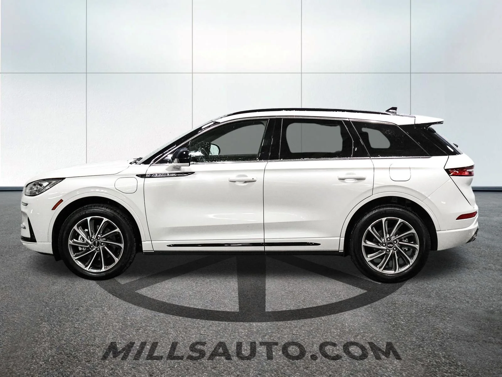 Certified Used 2025 White Lincoln Grand Touring image 3