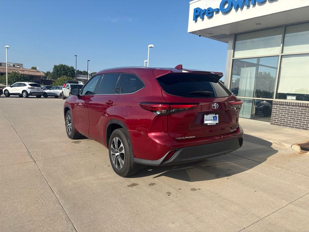 Used 2020 Pearl Toyota XLE image 6