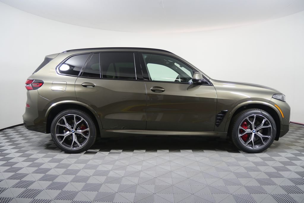New 2026 Manhattan Green Metallic BMW sDrive40i image 2