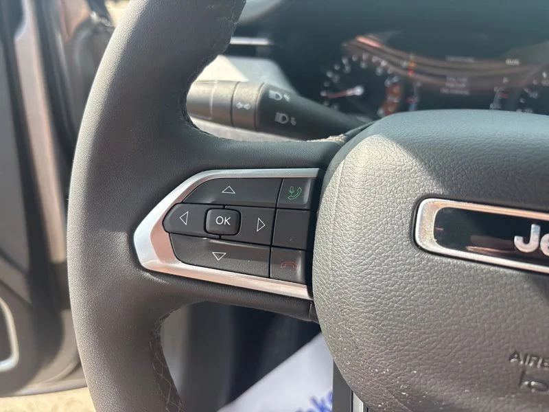 Used 2023 Silver Jeep Latitude image 35