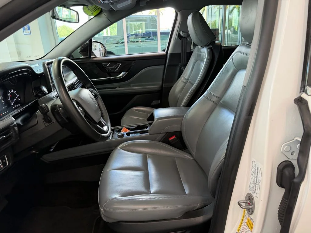Used 2022 White Lincoln Standard image 10