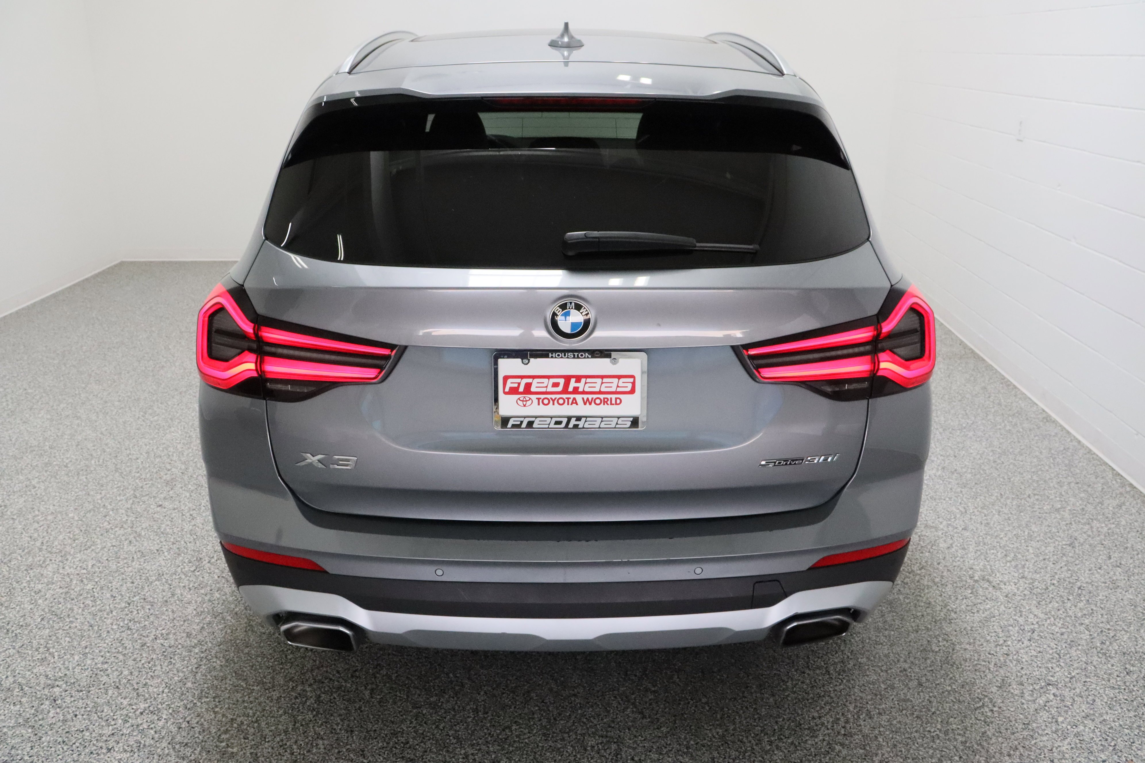 Used 2024 Dark Graphite Metallic BMW sDrive30i 2.0T image 8