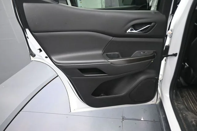 Used 2023 White GMC SLT image 18