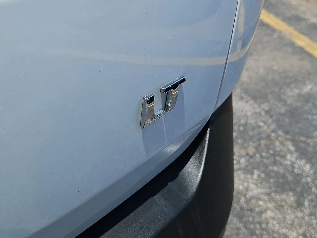 Used 2023 Summit White Chevrolet LT Cloth image 8