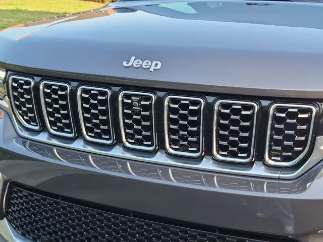Used 2025 Gray Jeep Summit image 24