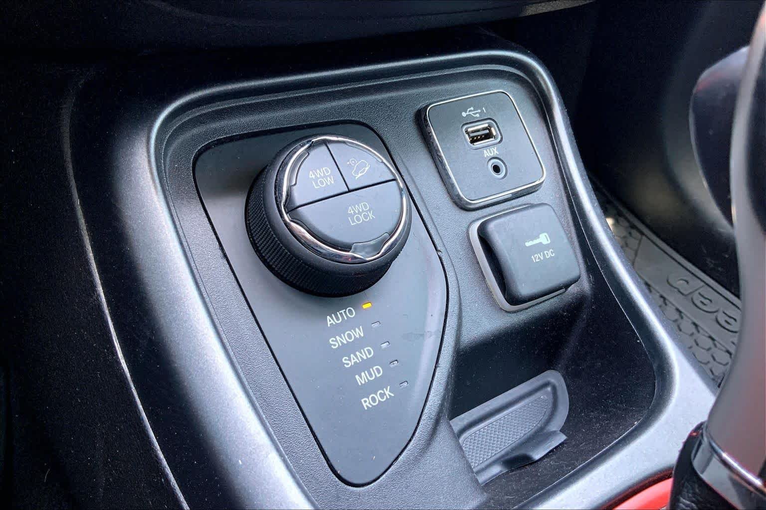 Used 2019 White Clearcoat Jeep Trailhawk image 28
