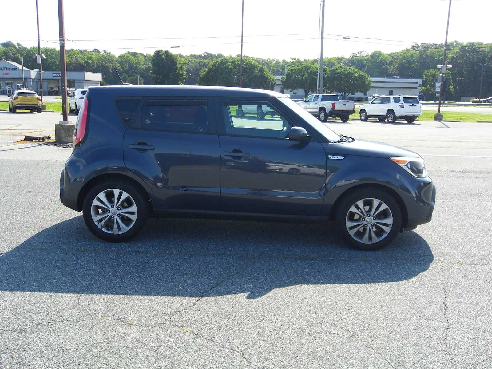 Used 2015 Fathom Blue Kia + image 6