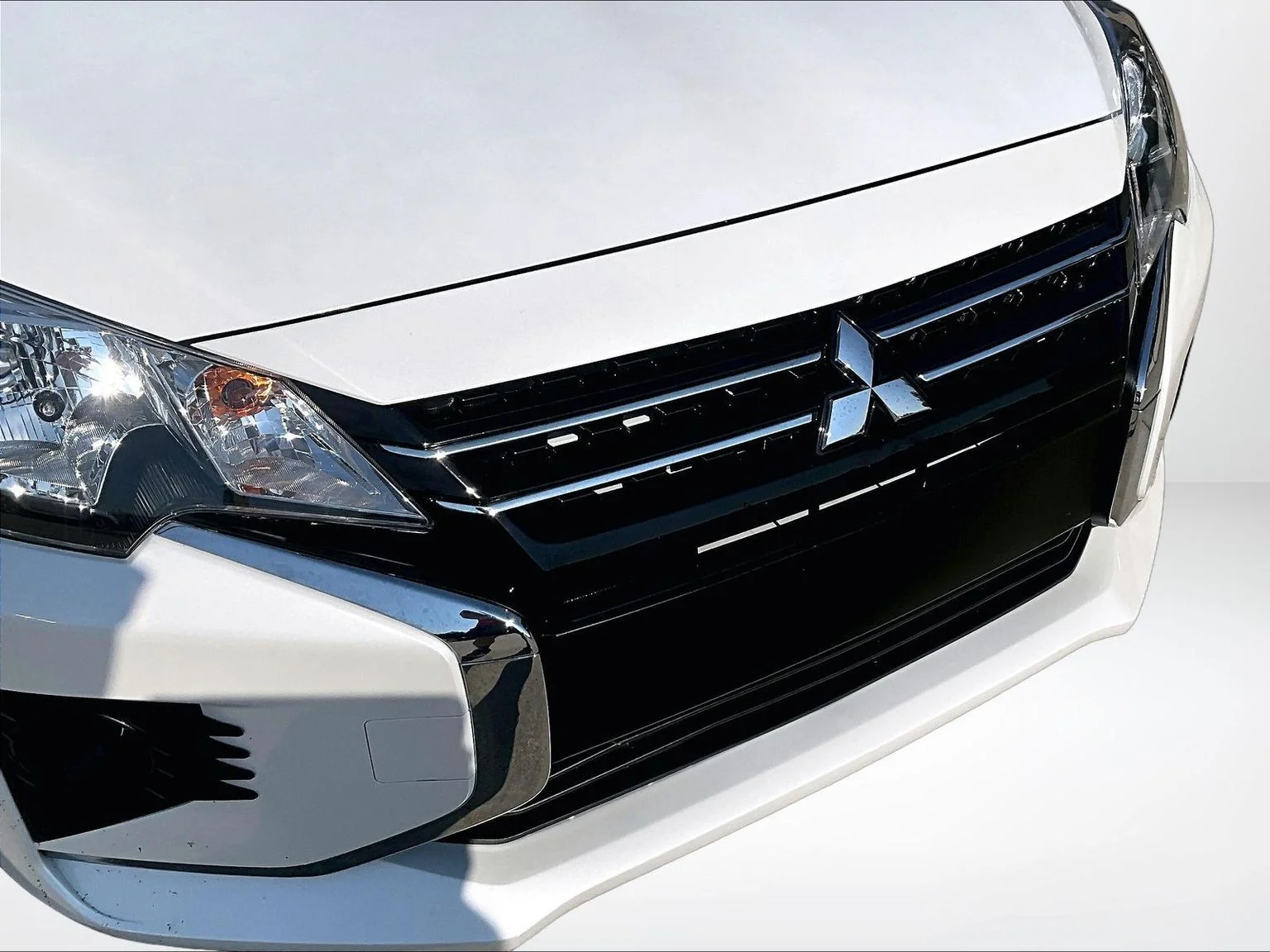 Used 2024 White Mitsubishi ES image 28