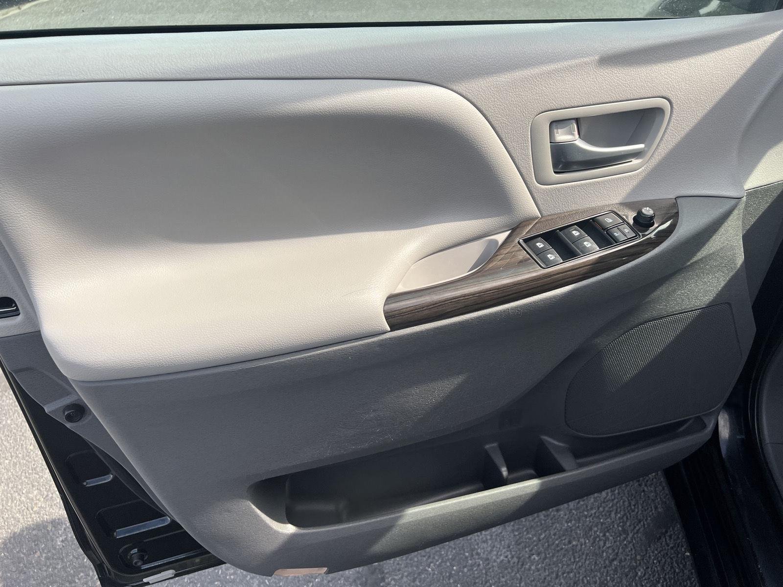 2016 Toyota Sienna XLE - Photo 15