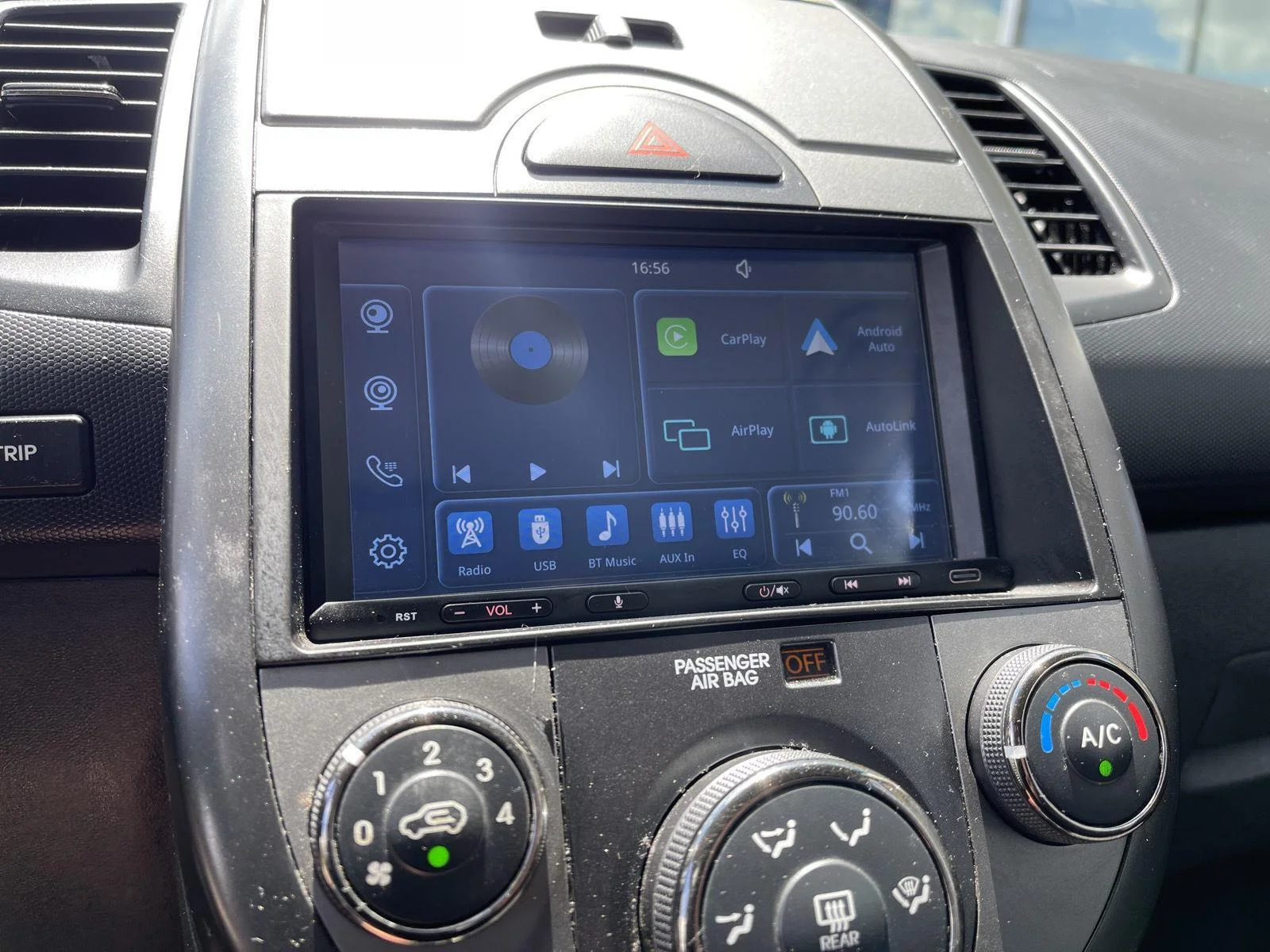 Used 2010 Clear White Kia + image 20